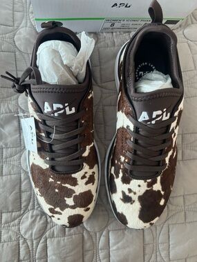 APL Women's Iconic Phantom Shoe Box - Deep Brown/White Size 8